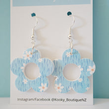 Load image into Gallery viewer, Flower Earrings
