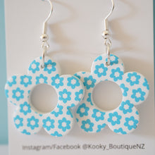 Load image into Gallery viewer, Flower Earrings